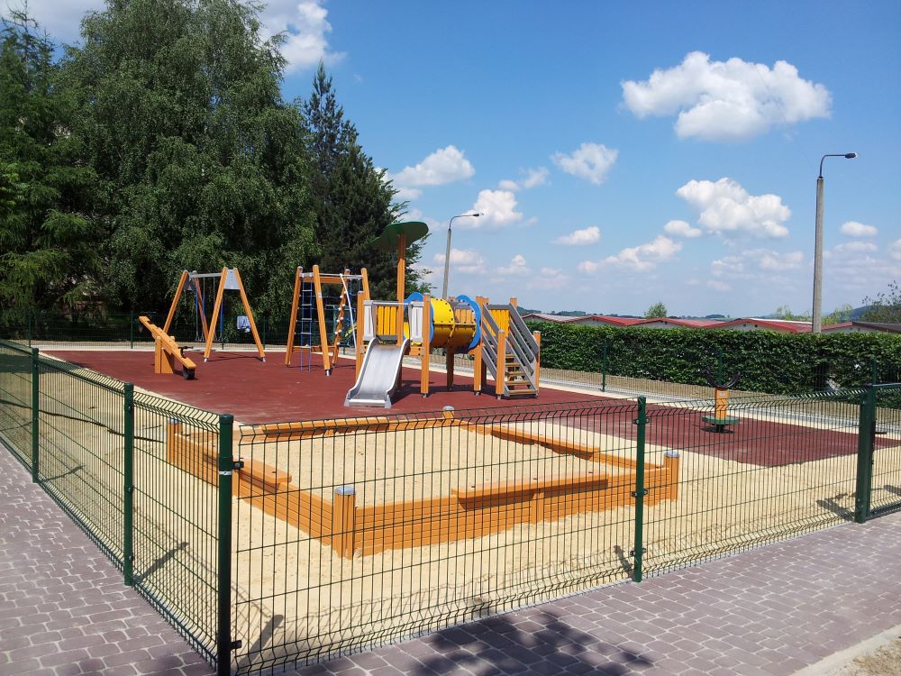 Plac zabaw z nawierzchnią piaszczystą znajdujący się na osiedlu Podgórze w Cieszynie